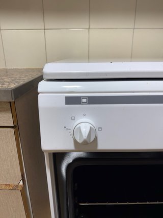 Cucina a gas bianca con forno