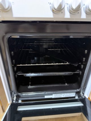 Cucina a gas bianca con forno