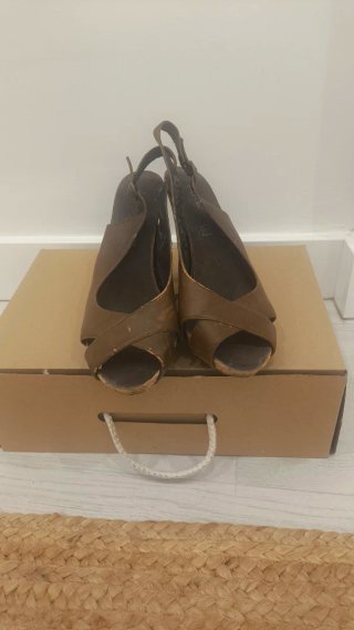 Zapatos de tacón abiertos marrones talla 41