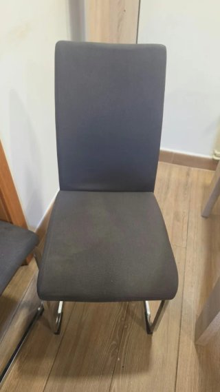 Mesa extensible con 4 sillas.