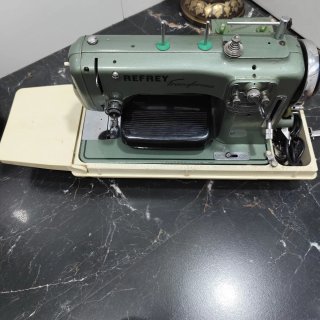 Máquina de coser Refrey 427 con maletín