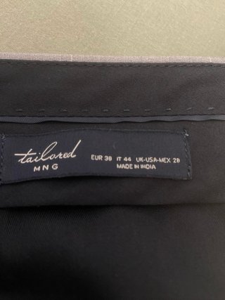 Traje de chaqueta. Juvenil.  MANGO Esta impecable
