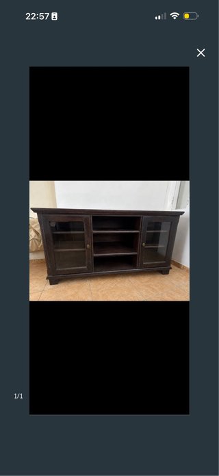 Mueble TV madera con puertas de cristal