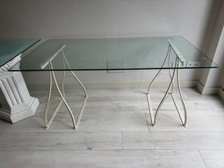 Mesa de estudio con sobre de cristal