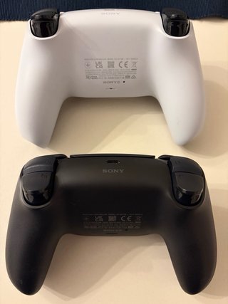 PS5 Lector 825GB + 2 Mandos + The Last of Us I