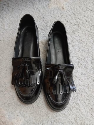 Zapatos negros de charol con flecos
