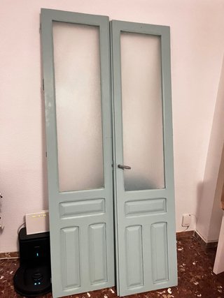 Puerta doble hoja antigua azul con cristalera