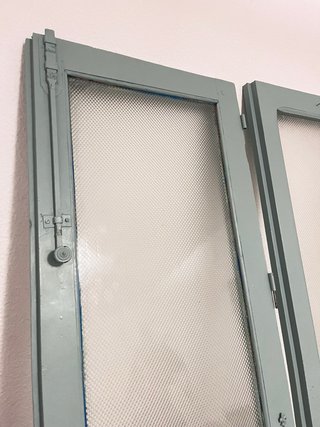 Puerta doble hoja antigua azul con cristalera