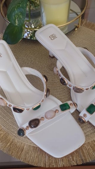 Sandalias de tacón con piedras decorativas