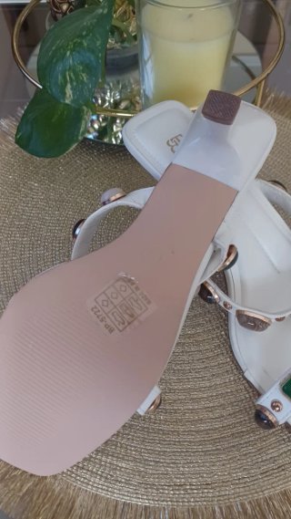 Sandalias de tacón con piedras decorativas