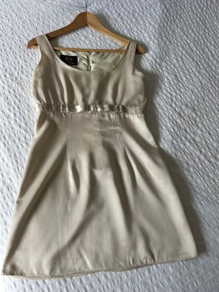 Vestido corto de fiesta beige