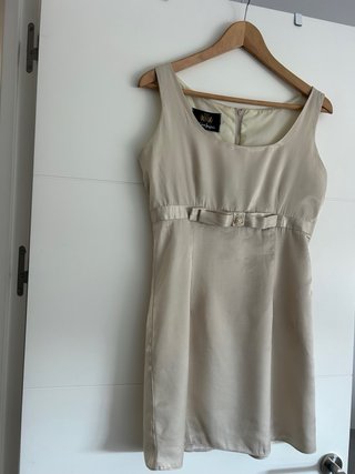 Vestido corto de fiesta beige