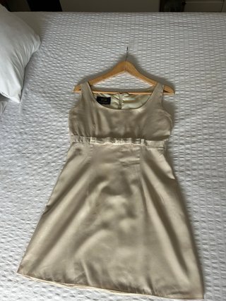 Vestido corto de fiesta beige