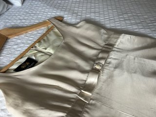 Vestido corto de fiesta beige