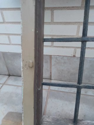 Ventana de Madera Rústica con Reja