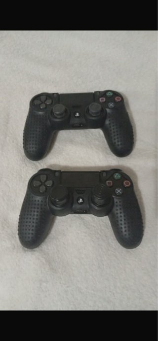 PS4 Slim 1TB + 2 mandos