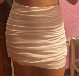 Falda blanca fruncida