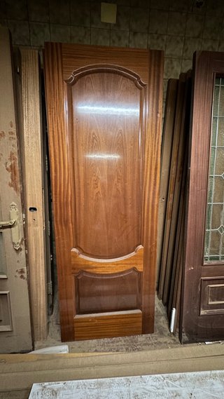 Puerta de interior de madera y alguna blindada
