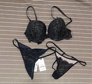 Conjunto de lencería sujetador y dos tangas