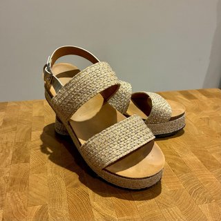 Sandalias doradas con plataforma
