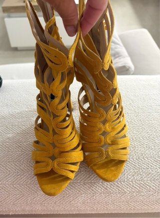 Zapatos de tacón amarillos