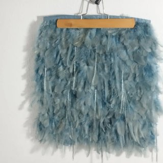Falda de plumas azul Mónica Cordera