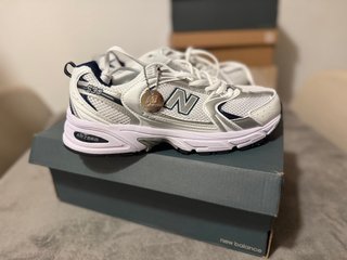 Zapatillas New Balance 530 Blancas y Plateadas
