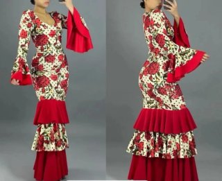 Traje de flamenca rojo con flores y lunares
