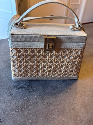 Bolso Zara tipo cesta rígido beige
