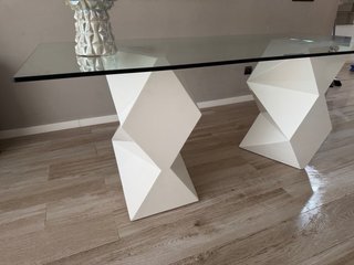 Mesa de Cristal con Base Escultural Blanca