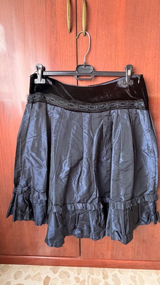 Falda de fiesta negra con volante.