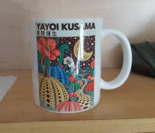 Taza cerámica Yayoi Kusama multicolor
