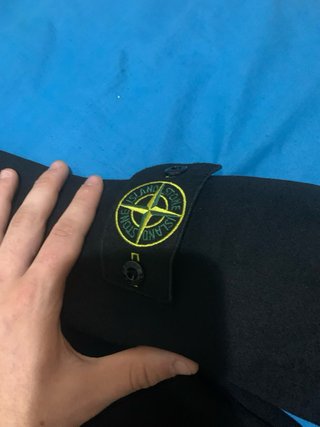 Chaqueta con capucha Stone Island Negra