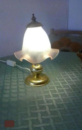 Lámpara de mesa dorada y blanca