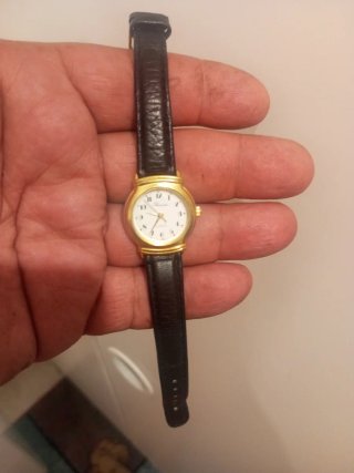 Reloj con Correa Negra y Esfera Dorada