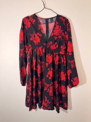 Vestido Shein Negro con Estampado Floral Rojo