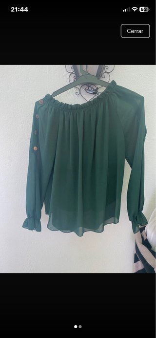 Camisa verde con detalle de botones