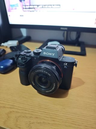 Cámara Sony a7sII con objetivo 16-50mm