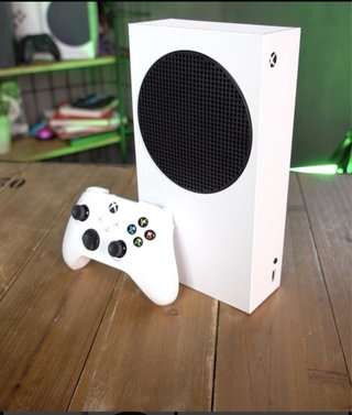Xbox Series S con volante, pedali e cambi