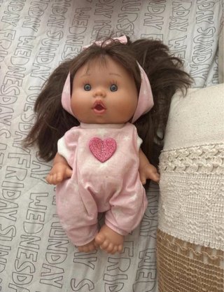 Muñeca con Pijama Rosa y Estampado de Estrellas