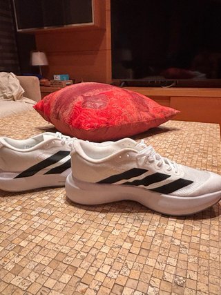 Zapatos de correr Adidas blancos y negros