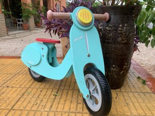 Bicicleta de equilibrio Janod estilo Vespa