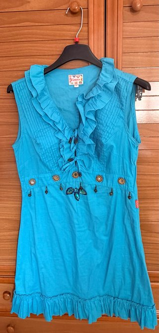 Vestido azul turquesa con volantes