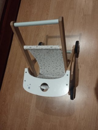 Carrito de madera para muñecas