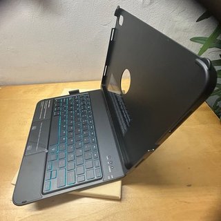 KBCASE Custodia con tastiera per iPad A16 11gen + Metapen A8