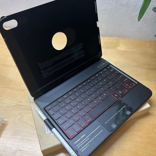 KBCASE Custodia con tastiera per iPad A16 11gen + Metapen A8