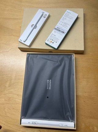 KBCASE Custodia con tastiera per iPad A16 11gen + Metapen A8