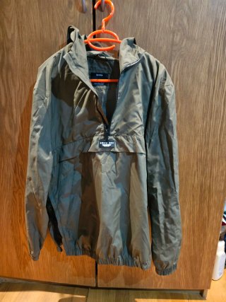 Cortavientos Bershka verde militar Talla M