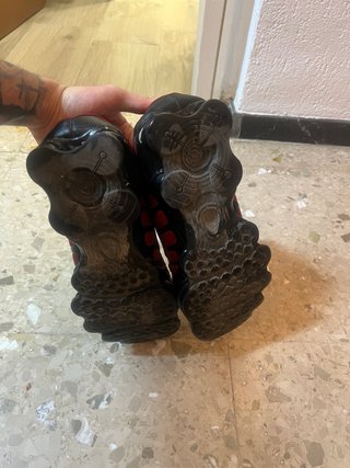Nike Shox negras y rojas
