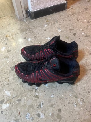 Nike Shox negras y rojas